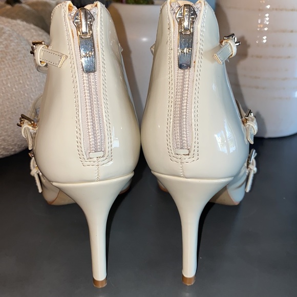 Marc Fisher “ivory” colored 3.5” heel. Good condition. All man made material - Picture 5 of 17